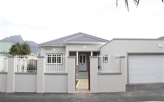 4 Bedroom House in Rondebosch
