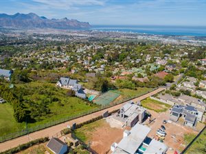 752 m² Land available in Helena Heights