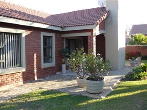 2 Bed Townhouse in Silver Lakes Golf Estate