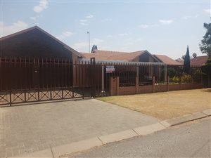 3 Bed House in Helikon Park