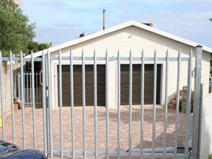 3 Bed House in Dana Bay