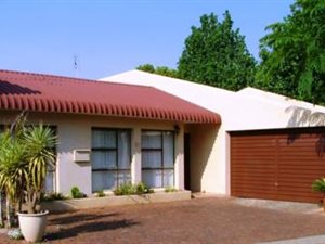 3 Bed Townhouse in Die Hoewes