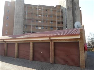 2 Bed Apartment in Constantia Park