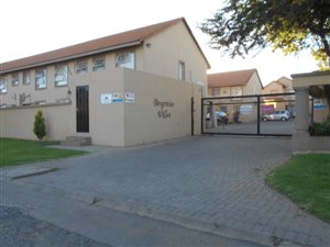 2 Bed Townhouse in Vanderbijlpark SE4