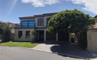 4 Bedroom Apartment in Bloubergstrand
