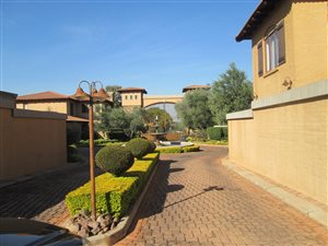 4 Bed House in Lynnwood Manor