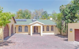 4 Bedroom House in Bryanston Ext 3