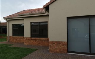 2 Bedroom House in Hazeldean (Silverlakes Surroundings)