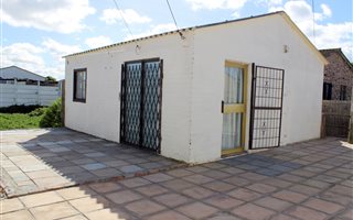 2 Bedroom House in Struisbaai