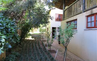 4 Bedroom Duet in Moreleta Park