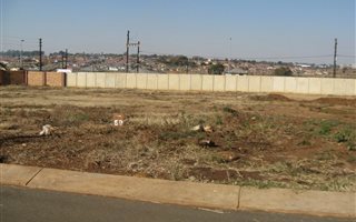 408 m² Land available in Clayville East