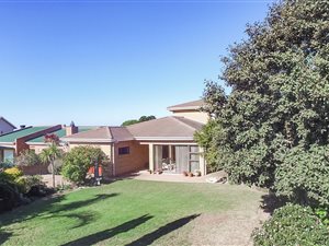 3 Bed House in Stilbaai