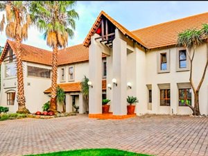 5 Bed House in Silver Lakes