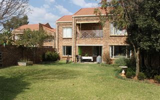 3 Bedroom Apartment in Die Hoewes