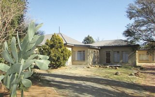12 Bedroom House in Park West