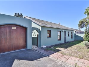 3 Bed House in Bergvliet