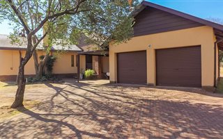 4 Bedroom House in Kanonkop