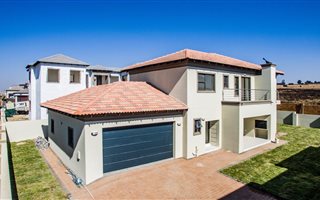 3 Bedroom House in Blue Valley Golf Estate