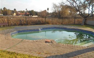 2 Bedroom Townhouse in Rooihuiskraal