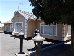 4 Bed House in Helikon Park