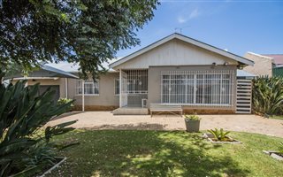 3 Bedroom House in Estera