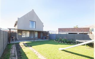 3 Bedroom House in Fairview Golf Estate