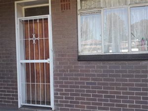 1 Bed Apartment in Driehoek