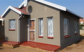 2 Bedroom House in Chief A Luthuli Park