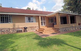 3 Bedroom Garden Cottage in Bryanston East