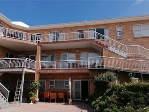 8 Bed House in Stilbaai