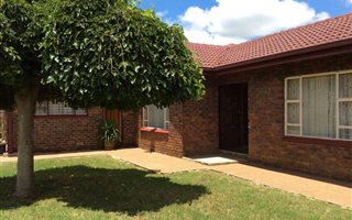 5 Bedroom House in Riamarpark