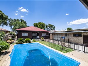 3 Bed House in Regents Park