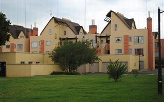 Bachelor apartment in Clubview