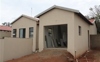 2 Bedroom Duet in Kameeldrift East