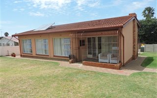 3 Bedroom House in Dan Pienaarville
