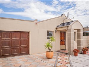 4 Bed House in Elsies River