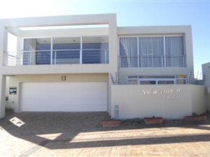 4 Bedroom House in Bloubergstrand