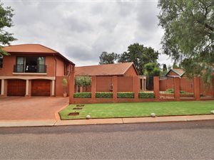 5 Bed House in Zwartkop