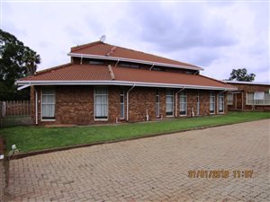 6 Bed House in Daggafontein