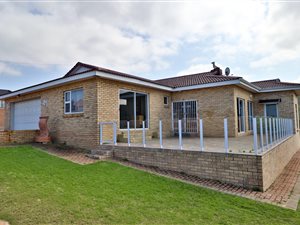 4 Bed House in Dana Bay