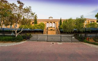 413 m² Office Space in Halfway Gardens