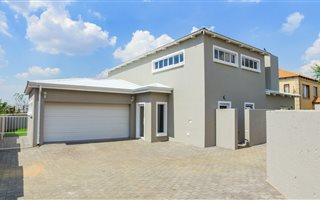 3 Bedroom House in Hazeldean (Silverlakes Surroundings)