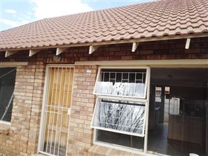2 Bed Townhouse in Roodewal and surrounds