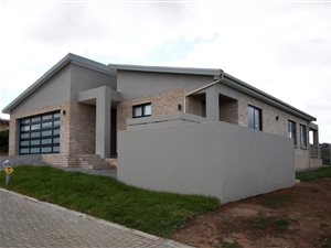 3 Bed House in Dana Bay