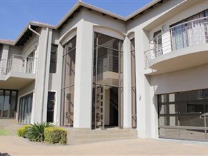 4 Bed House in Crescent Wood Country Estate