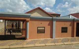 2 Bedroom House in Zola