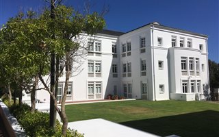 215 m² Commercial space in Constantia