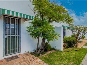 3 Bed Townhouse in Lakeside