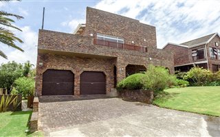 4 Bedroom House in Herolds Bay