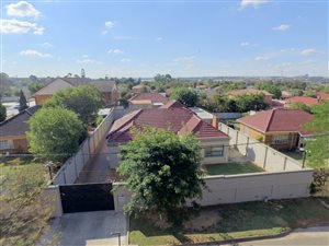 4 Bed House in Robertsham